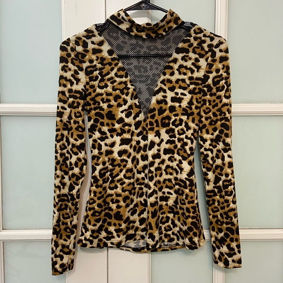 🌸 3 for $15 🌸 Leopard Print Top w/ Mesh Cut-Out - Picture 1 of 3